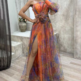 Asymmetrisches Abendkleid – One-Shoulder Maxikleid mit Blumenapplikation & Schlitz