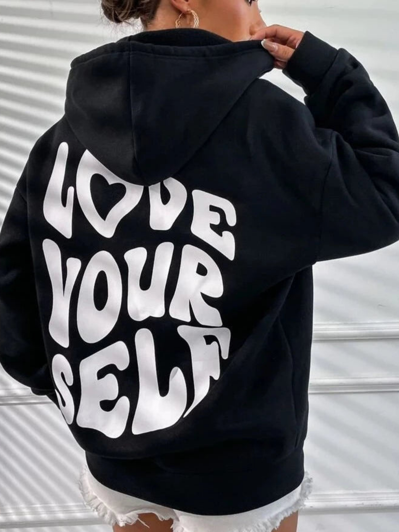 Oversized Damen Hoodie in Schwarz mit weißem „Love Yourself“ Rückendruck – Kapuzenpullover im Streetwear-Style