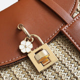Livia | Kleine Damen-Strohtasche mit schwarzer Kunstleder-Klappe, Henkel & abnehmbarem Schultergurt – Crossbody- & Handtasche für Sommer