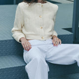 Kurze Bouclé-Jacke mit goldenen Knöpfen