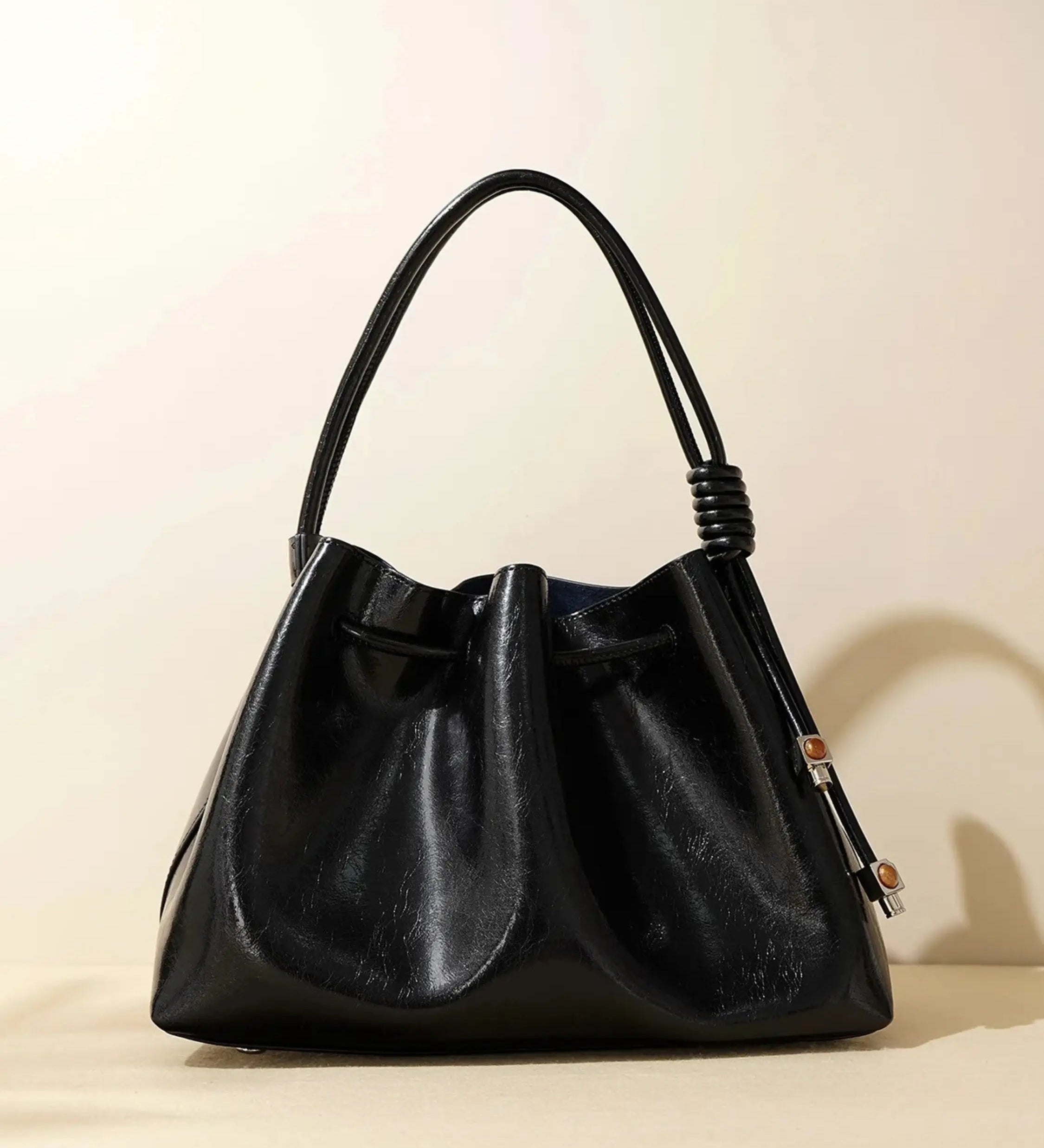 Friederike | Glänzende Handtasche mit Kordelzug
