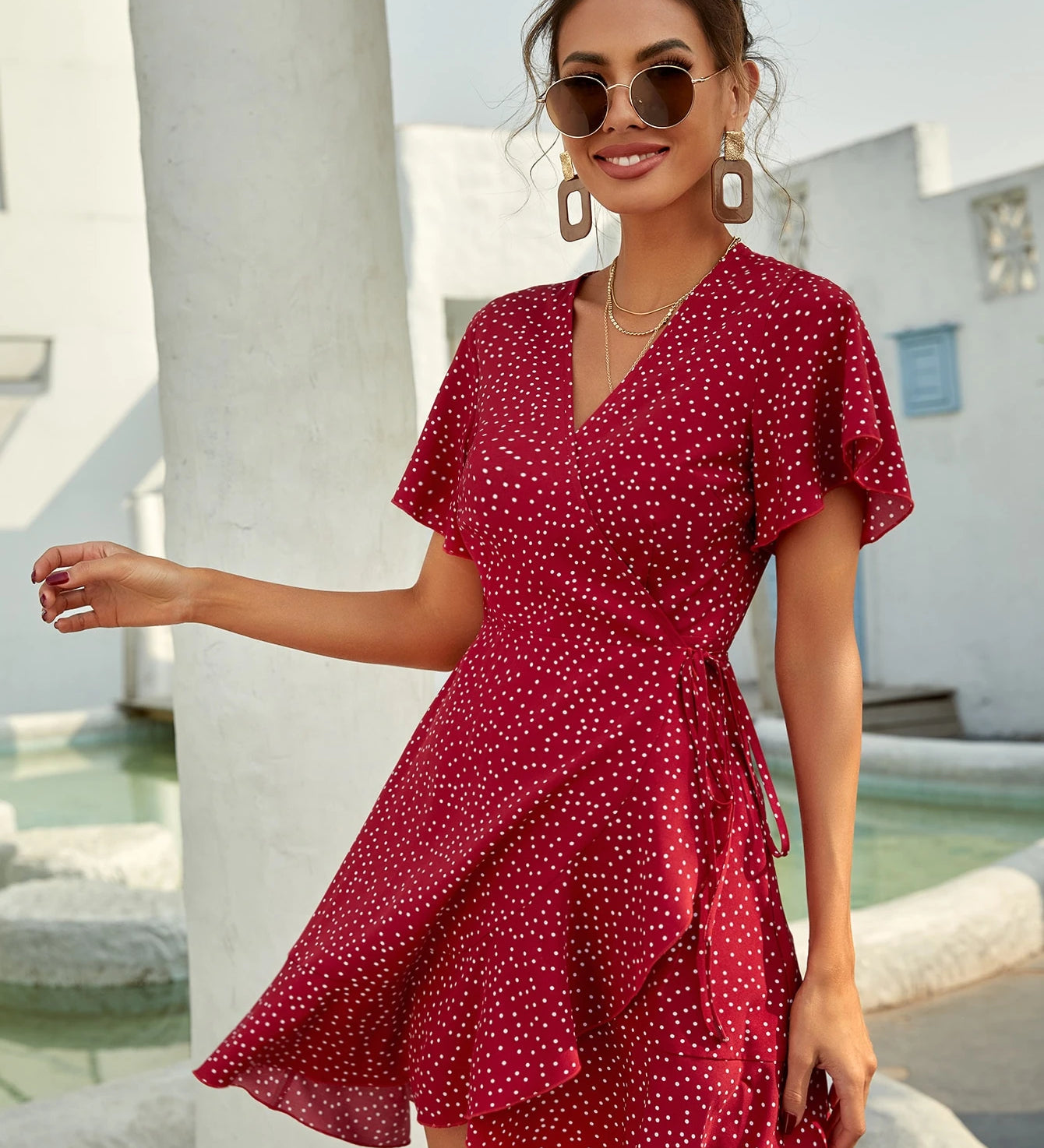 Rotes Wickelkleid mit weißen Punkten – Damen Sommerkleid mit V-Ausschnitt und Volantsaum