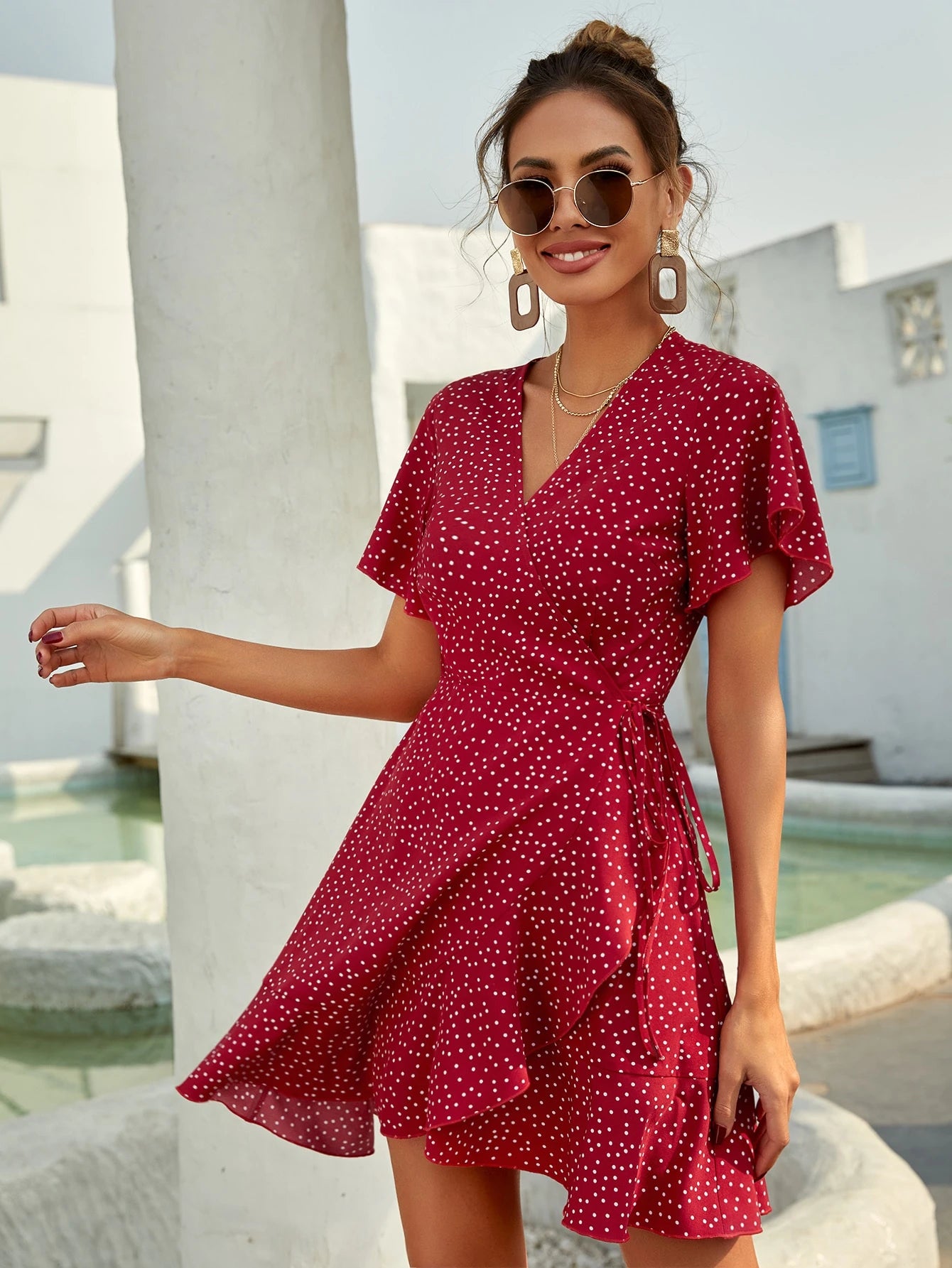Rotes Wickelkleid mit weißen Punkten – Damen Sommerkleid mit V-Ausschnitt und Volantsaum