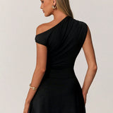 Asymmetrisches Damenkleid – Elegant, Zeitlos & Verführerisch