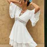 Weißes Boho-Sommerkleid mit Spitze und Volants – V-Ausschnitt & lockerer Schnitt | Zendoo