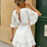 Weißes Boho-Sommerkleid mit Spitze und Volants – V-Ausschnitt & lockerer Schnitt | Zendoo