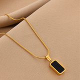 Colton | Halskette mit rechteckigem Anhänger in Gold & Schwarz