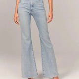 High-Waist Schlagjeans mit Retro-Flair und zeitlosem Schnitt