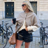 Chloë | Strick-Cape mit Knöpfen und Gestuftem Saum