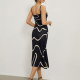 Maisie | Figurschmeichelndes Midikleid mit abstraktem Muster und zarten Spaghettiträgern