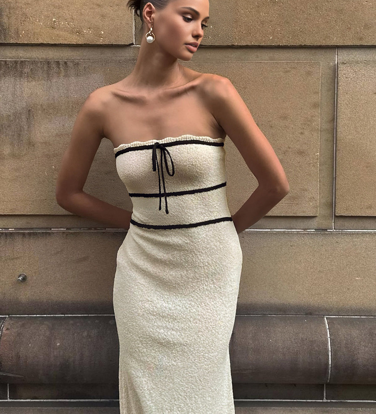 Amelie | Schulterfreies Bouclé-Kleid in Crème mit Kontrastpaspeln