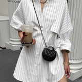 Weißes oversized Hemdkleid mit Streifen – Streetstyle-Look