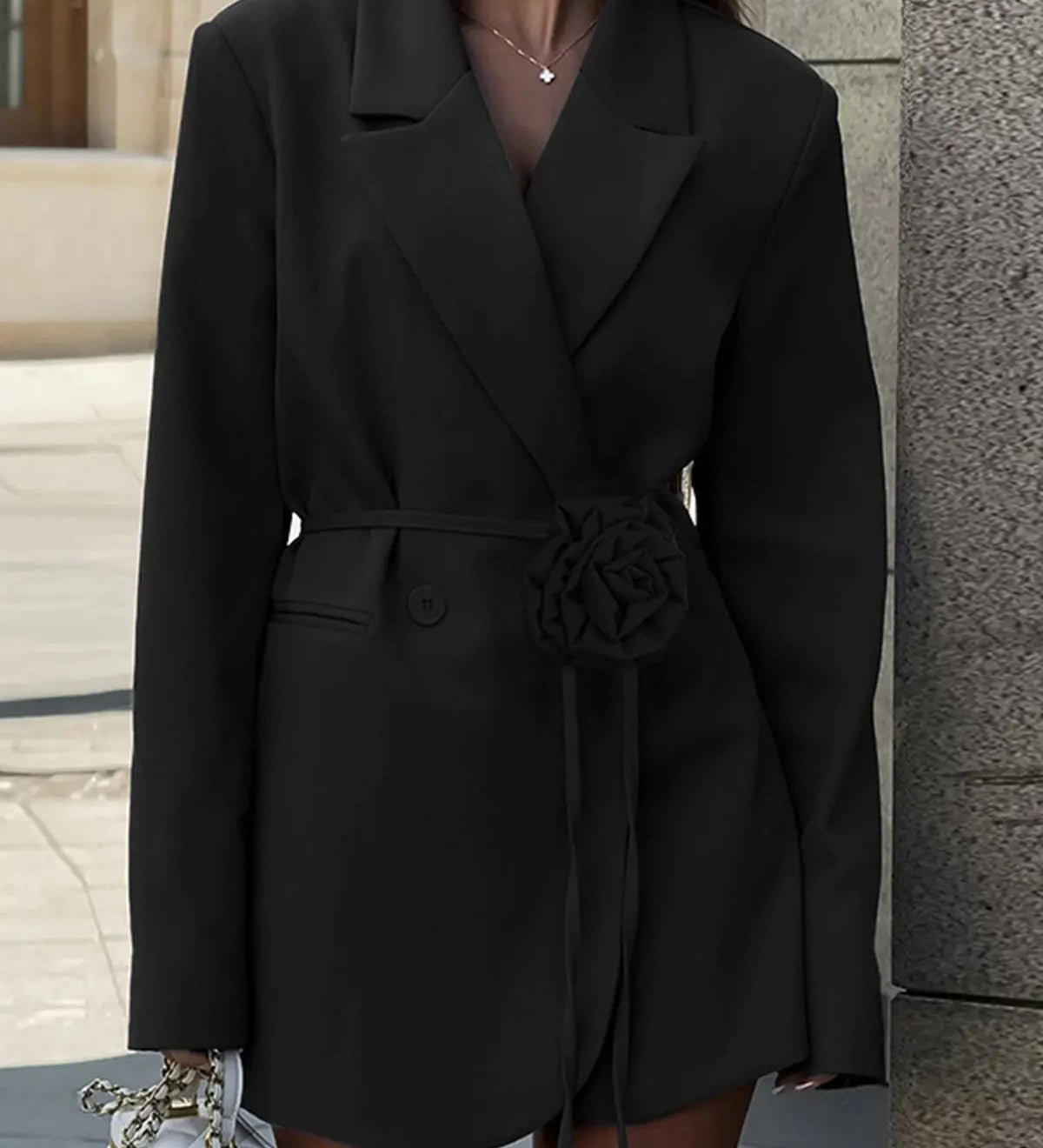 Celeste | Eleganter Blazer mit Taillengürtel und Rosendetail Zendoo.de