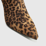Auffällige Damenstiefel mit Leopardenmuster | Spitze Form & Absatz