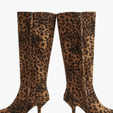Auffällige Damenstiefel mit Leopardenmuster | Spitze Form & Absatz