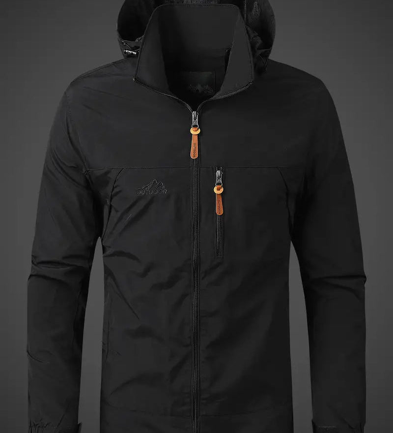 Leichte Outdoorjacke mit Kapuze und Windschutz für Alltag & Freizeit