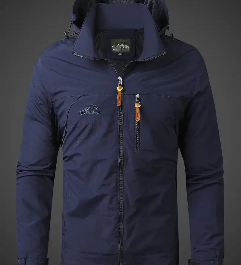 Leichte Outdoorjacke mit Kapuze und Windschutz für Alltag & Freizeit