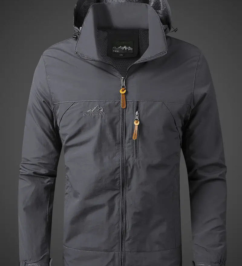 Leichte Outdoorjacke mit Kapuze und Windschutz für Alltag & Freizeit