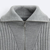 Klassischer Rippstrick-Pullover mit Reißverschluss