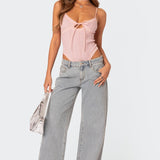 Trendige Wide-Leg Jeans mit verspielten Stickereien und modernem Schnitt