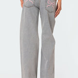 Trendige Wide-Leg Jeans mit verspielten Stickereien und modernem Schnitt