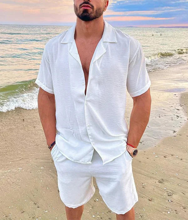 Oké, dit "Old Money Leisure Set" heeft een duidelijke, elegante en populaire esthetiek. Hier is de volledige productinformatie die daarop inspeelt.

Produkttype (voor Google Merchant Center):
Bekleidung & Accessoires > Bekleidung > Outfits

Produkt-Tags (voor je webshop):
Set, Zweiteiler, Sommer-Set, Leisure Set, Old Money Stil, Quiet Luxury, Resort Wear, Herren-Set, Kurzarmhemd und Shorts, Strukturstoff, Crinkle-Optik, Reverskragen, Elegant, Minimalistisch.
(Tip: Voeg per productvariant een tag voor de spe