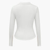 Dominique | Figurbetontes Langarm-Poloshirt mit tiefem V-Ausschnitt und eleganten Knopfdetails