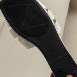Elegante weiße Slides mit Kroko-Optik