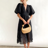 Midi-Kleid mit Karomuster – Luftiges Sommerkleid mit V-Ausschnitt & Puffärmeln
