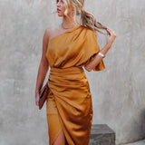 One-Shoulder Satinkleid – Drapiertes Midikleid mit Schlitz & figurbetonter Taille