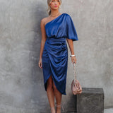 One-Shoulder Satinkleid – Drapiertes Midikleid mit Schlitz & figurbetonter Taille