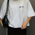 Oversized Damen T-Shirt in Grau mit kleinem Logo-Print – minimalistischer Everyday Look von Zendoo