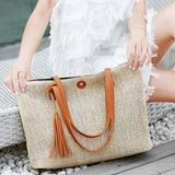 Mira | Große Strohtasche mit langen Tragehenkeln & Deko-Pompon – Sommerlicher Shopper aus Naturmaterial
