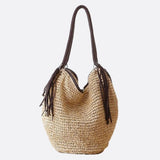 Mira | Weiche Strohtasche mit geflochtenem Schulterriemen & Lederfransen – Boho-Sommertasche für Damen