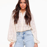 Weiße transparente Damenbluse mit floraler Stickerei – leicht, elegant und vielseitig von Zendoo